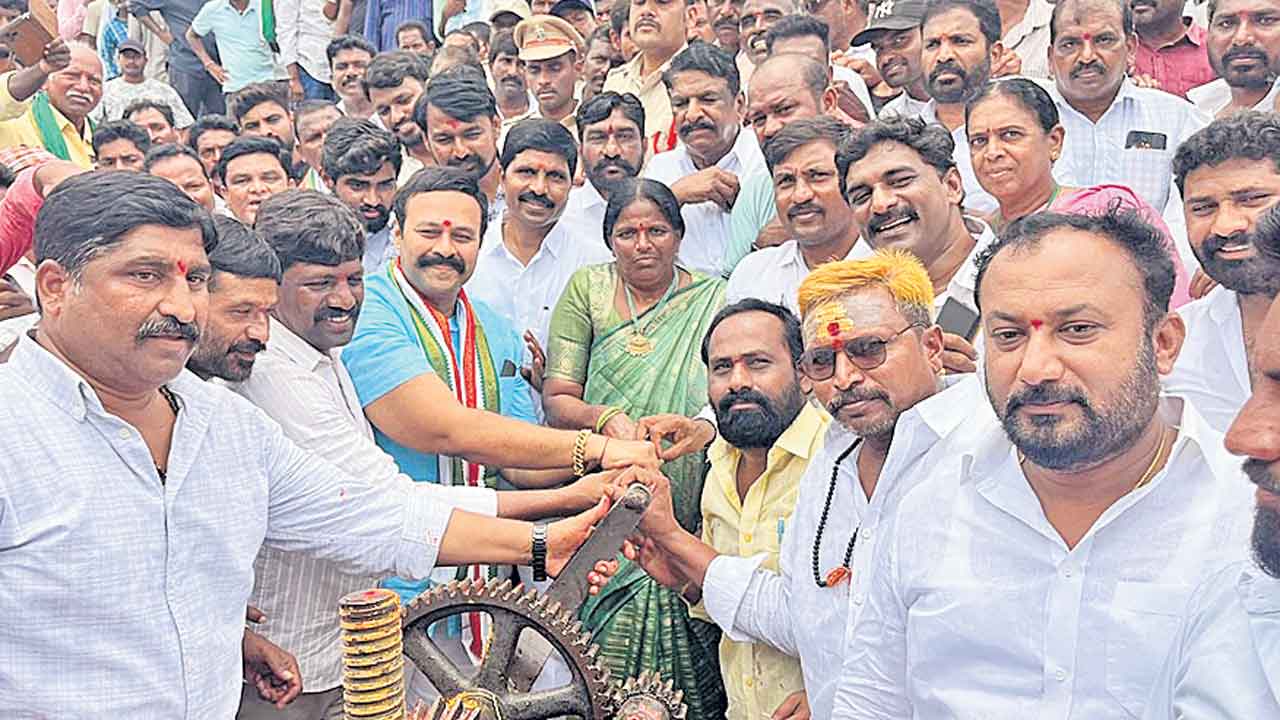 నీళ్లు వదిలారు..నిలిపేశారు!