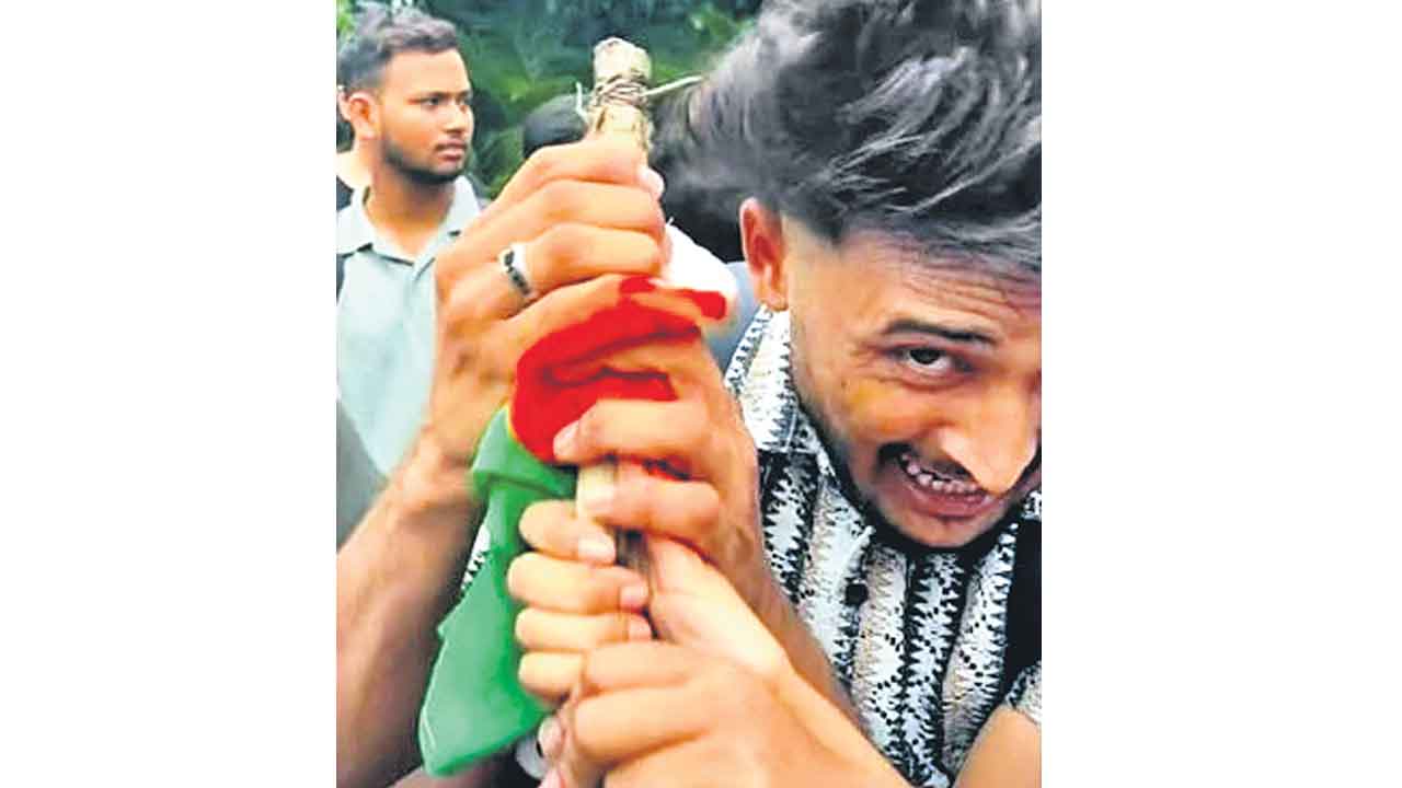 మేకులున్న లాఠీలతో విద్యార్థులపై దాడి!