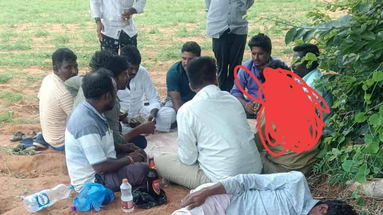 Illegal Gambling | లక్షల రూపాయలతో జోరుగా పేకాట.. పట్టించుకోని పోలీసులు