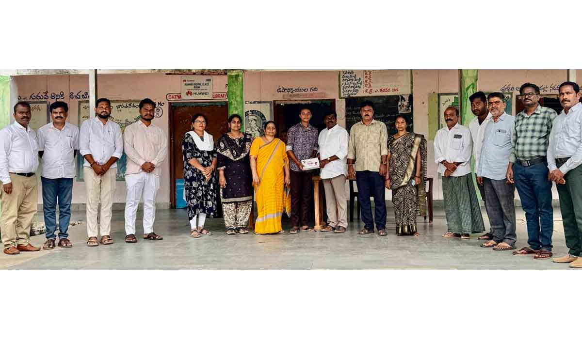 KTR | కేటీఆర్‌ జన్మదినం సందర్భంగా ట్రిపుల్‌ ఐటీ విద్యార్థికి ట్యాబ్‌ అందజతే