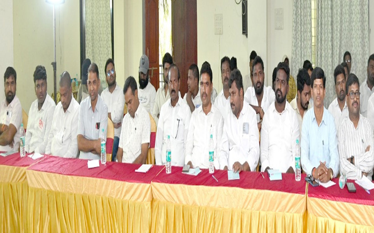 'ఫీజు రీయింబర్స్మెంట్ బకాయిలను వెంటనే విడుదల చేయాలి'