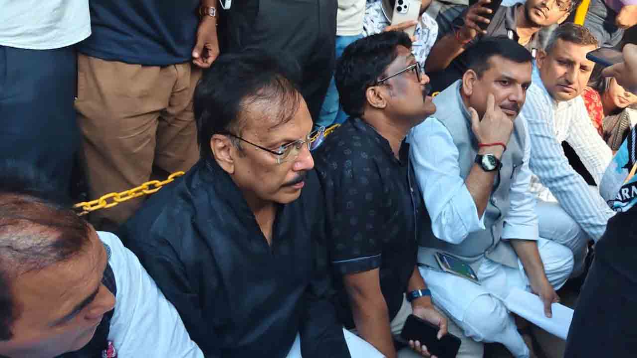 BJP | బీజేపీ ఎంపీలను ఎలా అనుమతించారు?..ప్రతిపక్ష ఎంపీల ప్రతినిధి బృందాన్ని అడ్డుకున్న ఢిల్లీ పోలీసులు