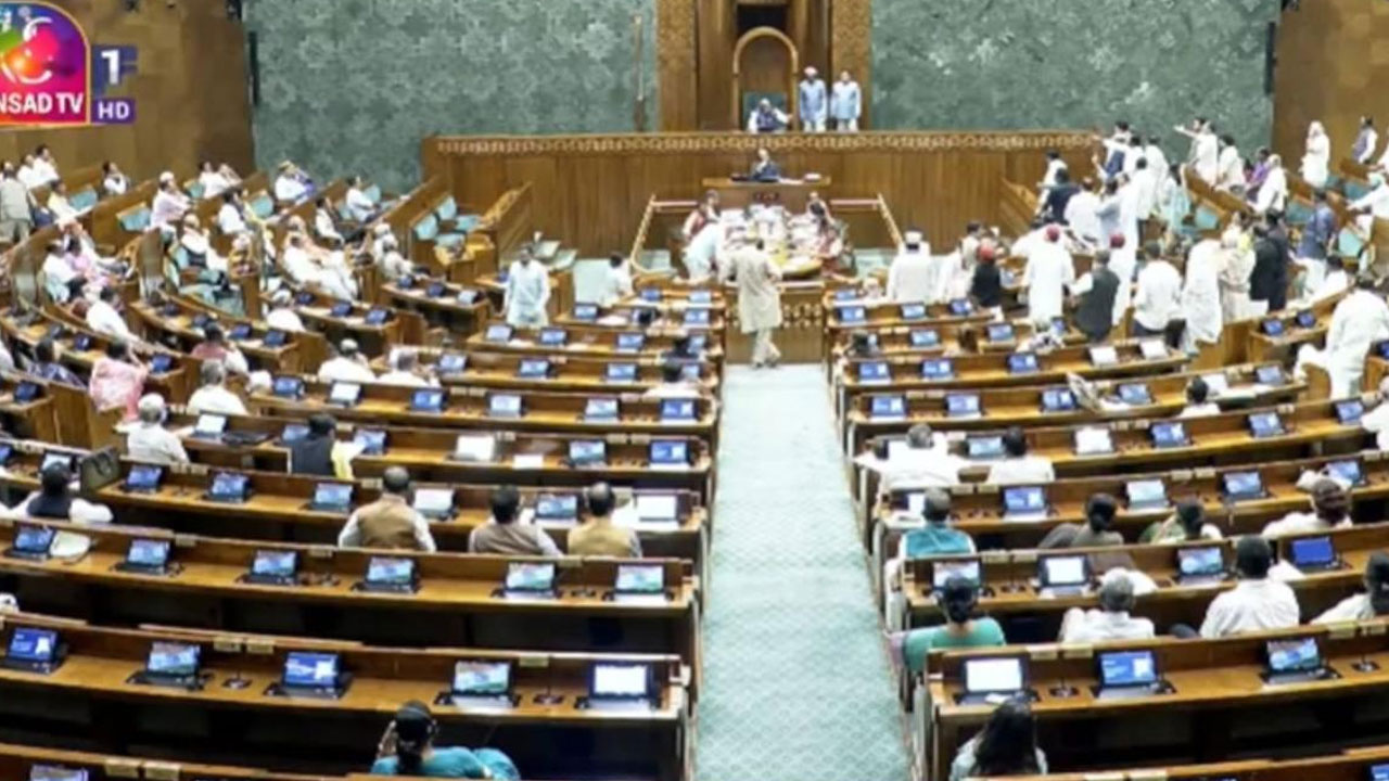 Parliament: ధ‌ర్మేంద్ర ప్ర‌ధాన్ రాజీనామా కోరుతూ ఉభ‌య‌స‌భ‌ల్లో విప‌క్షాల ఆందోళ‌న‌..