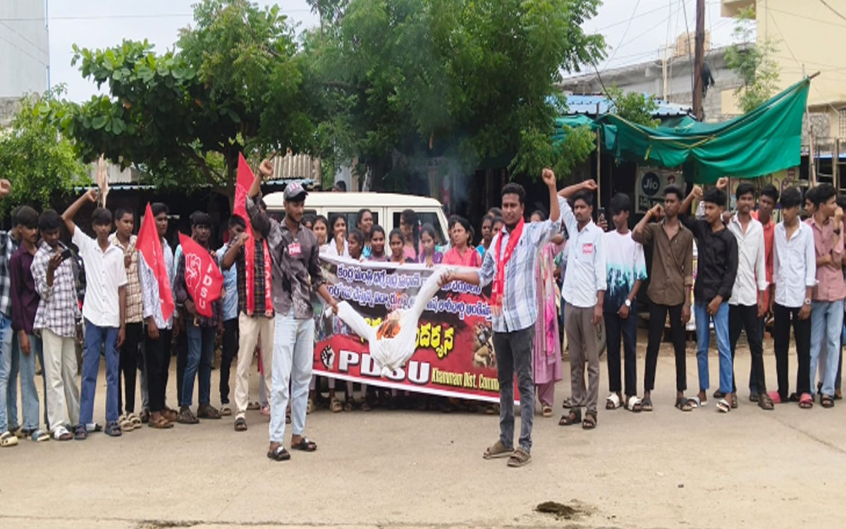 విద్యార్థులపై కేసులు ఎత్తేయాల‌ని కేంద్ర ప్రభుత్వ దిష్టిబొమ్మ దగ్ధం