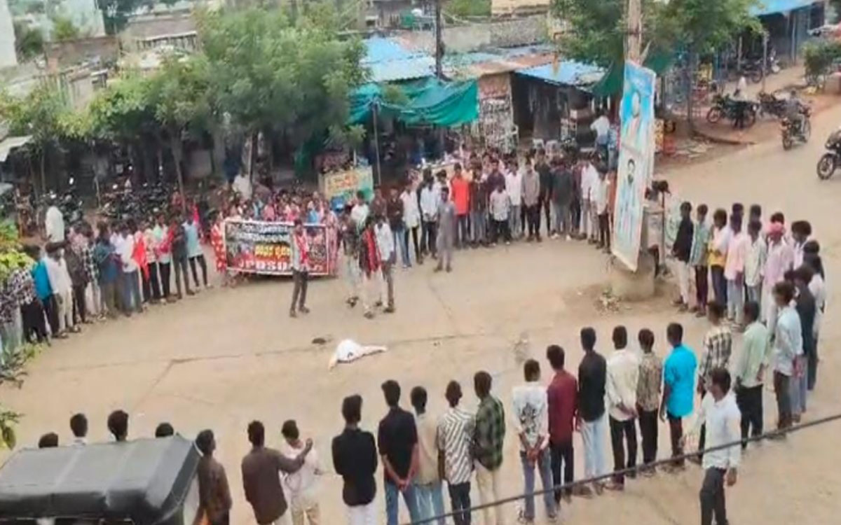 విద్యార్థులపై కేసులు ఎత్తేయాలని కేంద్ర ప్రభుత్వ దిష్టిబొమ్మ దగ్ధం