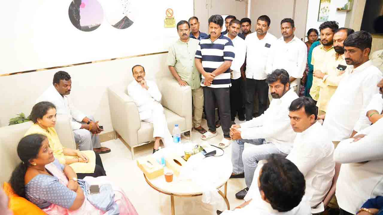 పెద్ది సుదర్శన్ రెడ్డి కుటుంబ సభ్యులను పరామర్శించిన ఎంపీట ఈటల