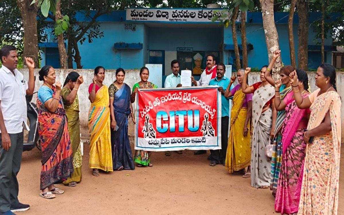 ‘మ‌ధ్యాహ్న భోజన కార్మికురాలిని తిరిగి విధుల్లోకి తీసుకోవాలి’