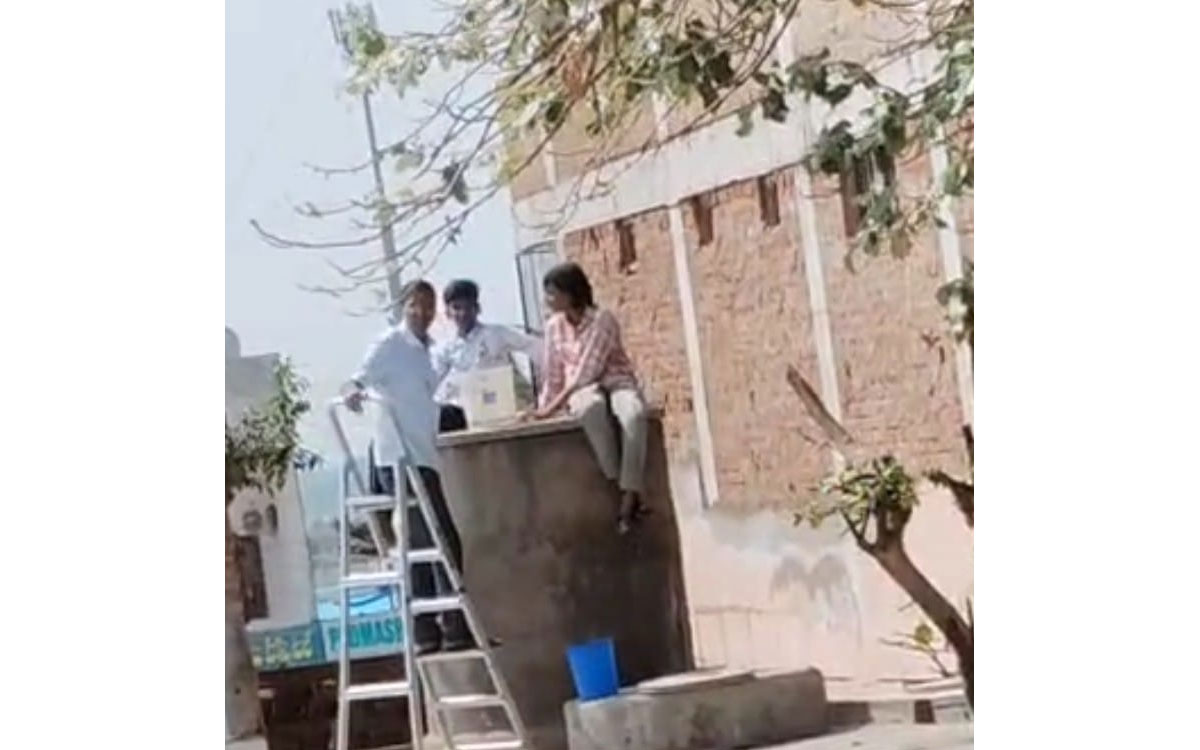 విద్యార్థుల‌చే టాయిలెట్లు, వాట‌ర్ ట్యాంకులు శుభ్రం