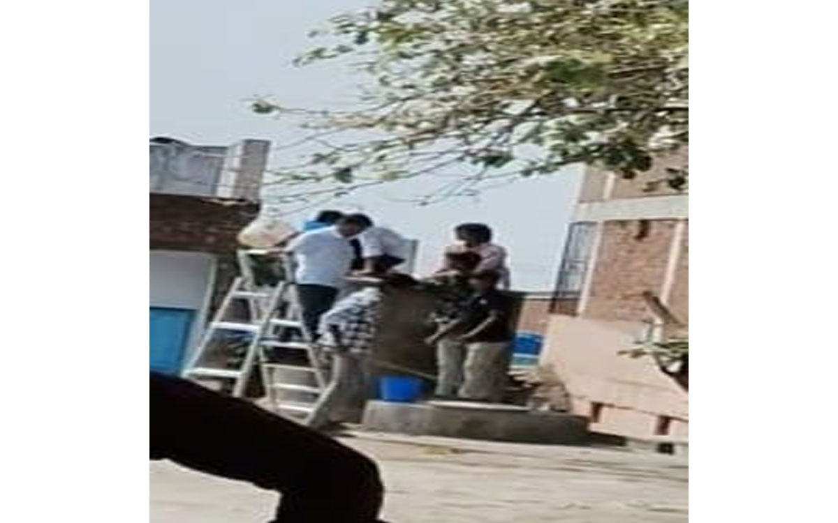 విద్యార్థులచే టాయిలెట్లు, వాటర్ ట్యాంకులు శుభ్రం