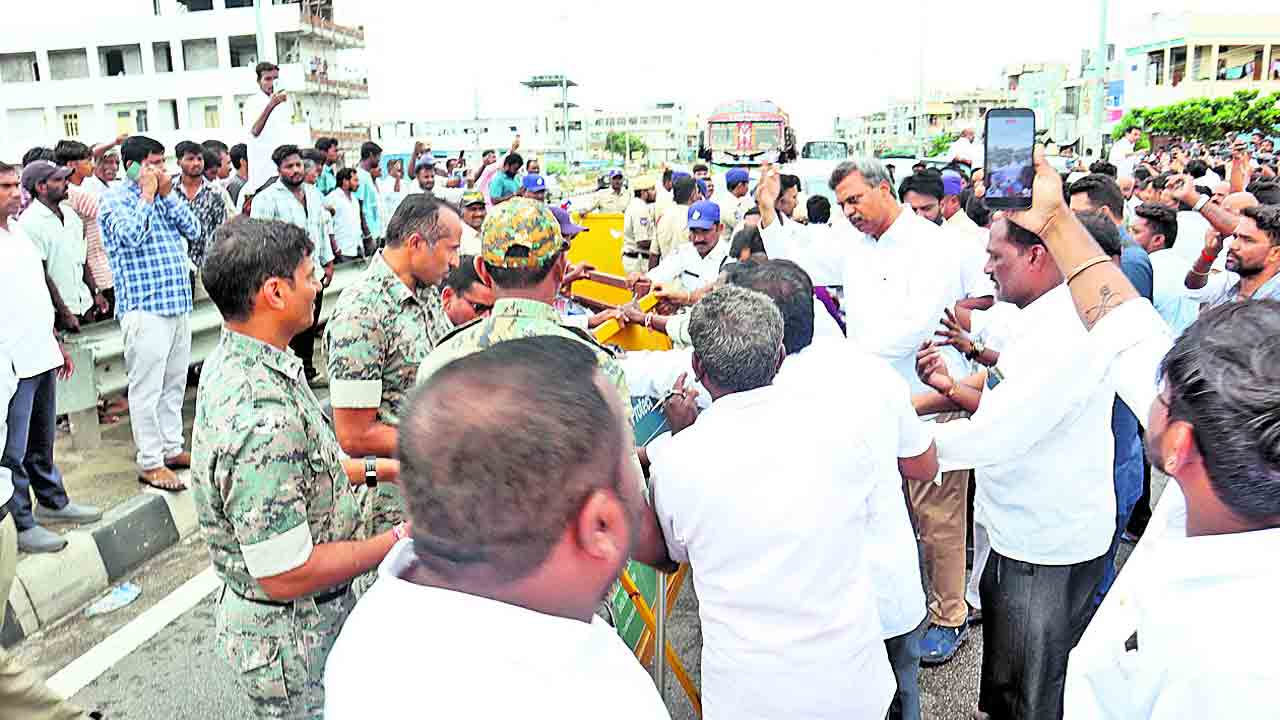 ప్రజాస్వామ్యమా..పోలీసు రాజ్యమా?