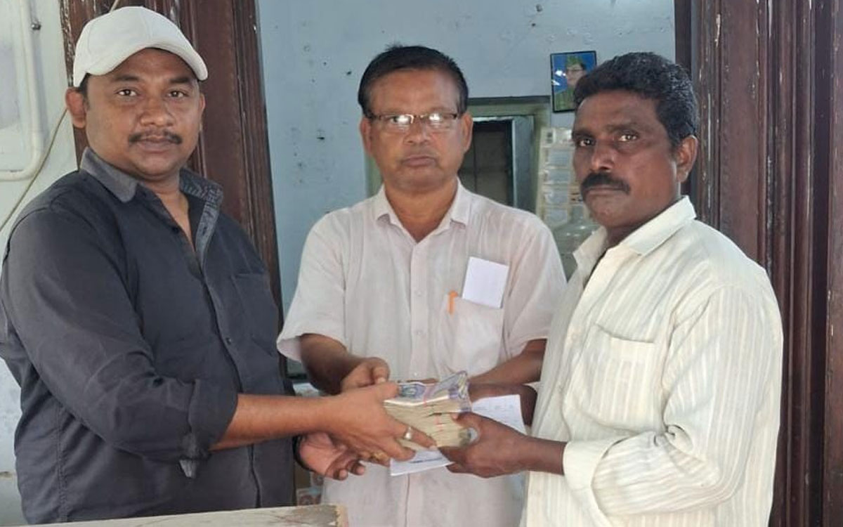 బాధిత కుటుంబానికి పోస్టల్ బీమా న‌గ‌దు అందజేత
