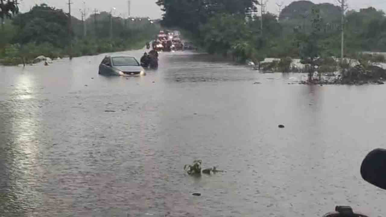Godavarikhani | గోదావరిఖనిలో భారీ వర్షం.. నిలిచిన రాకపోకలు