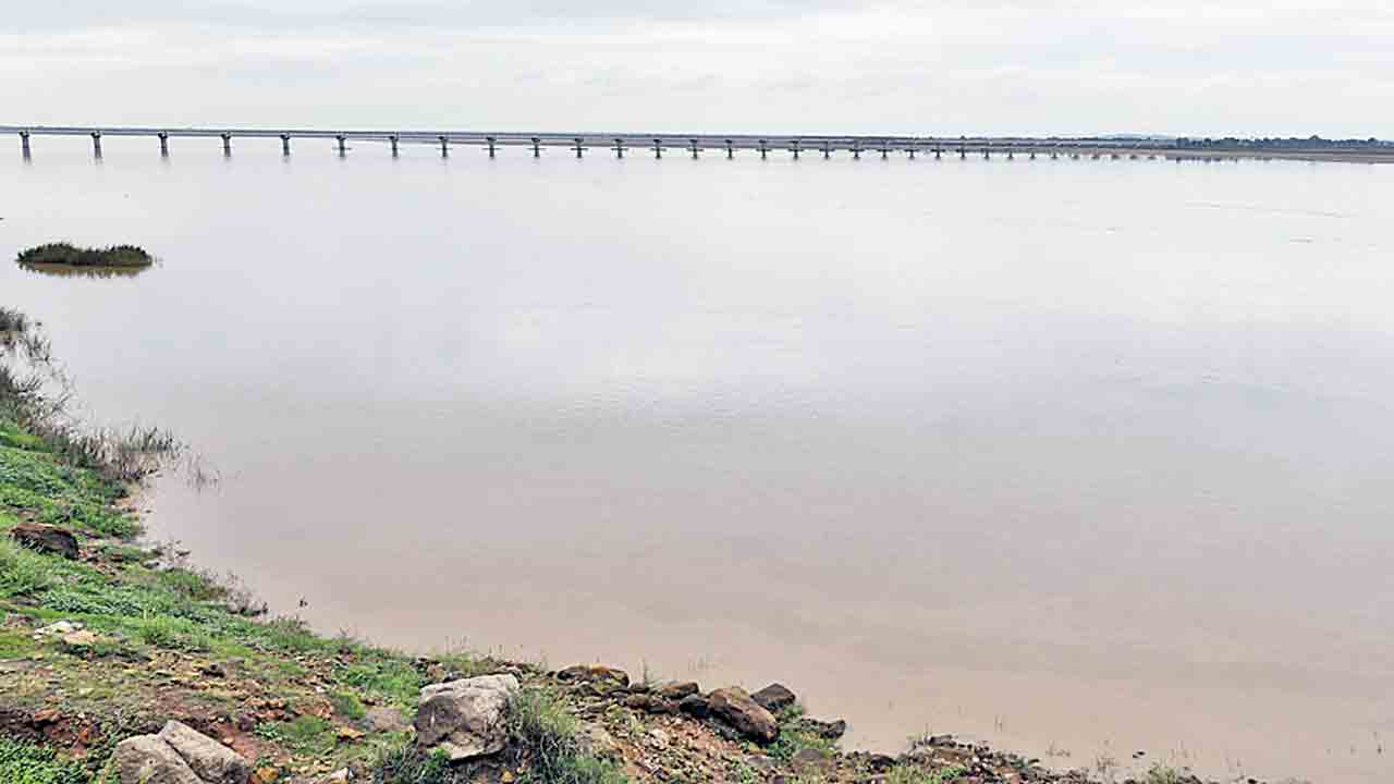 Man Throws Son Into River | ఫోన్‌లో భార్యతో గొడవ.. ఆరేళ్ల కుమారుడ్ని నదిలోకి విసిరేసిన వ్యక్తి