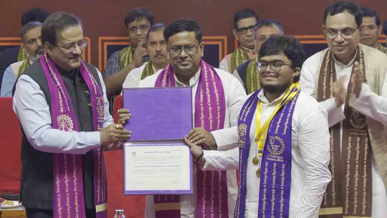 Kancharla Pranav | ఐఐటీ విద్యార్థికి రెండు గోల్డ్ మెడల్స్.. కేంద్ర మంత్రుల చేతుల మీదుగా ప్రదానం..!