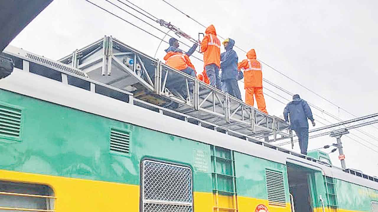 రైల్వెగేటును ఢీకొట్టిన లారీ