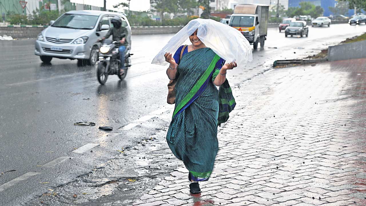 నగరంలో చిరుజల్లులు
