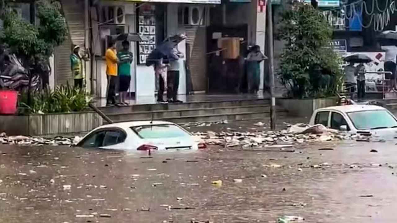 మహారాష్ట్రలో విస్తారంగా వర్షాలు నీట మునిగిన ముంబై