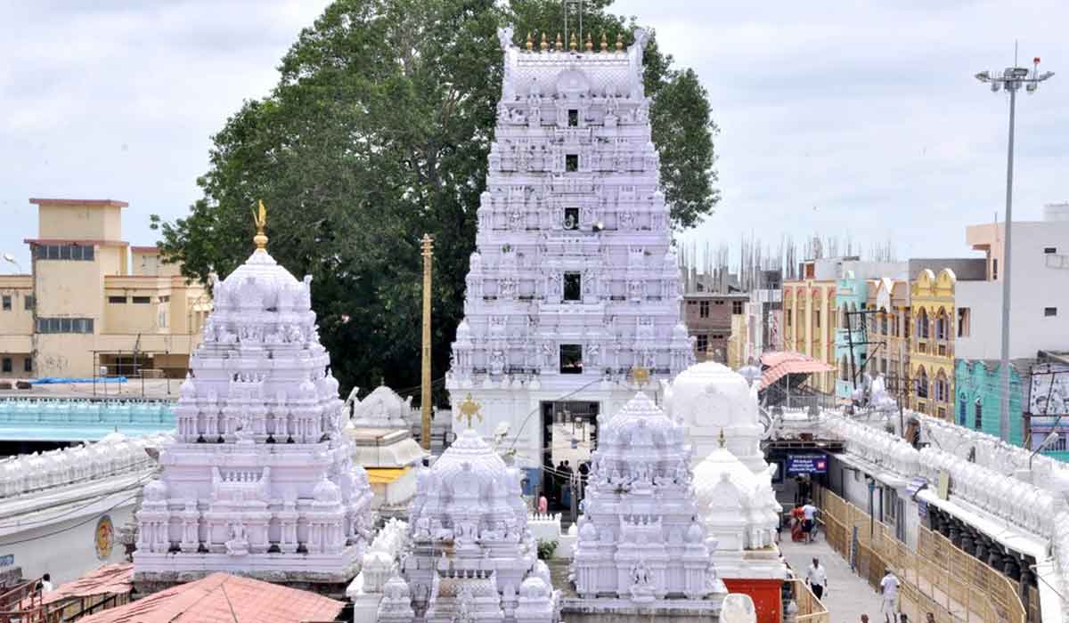 Vemulawada | మిగిలింది పదిమంది ఉద్యోగులే..!