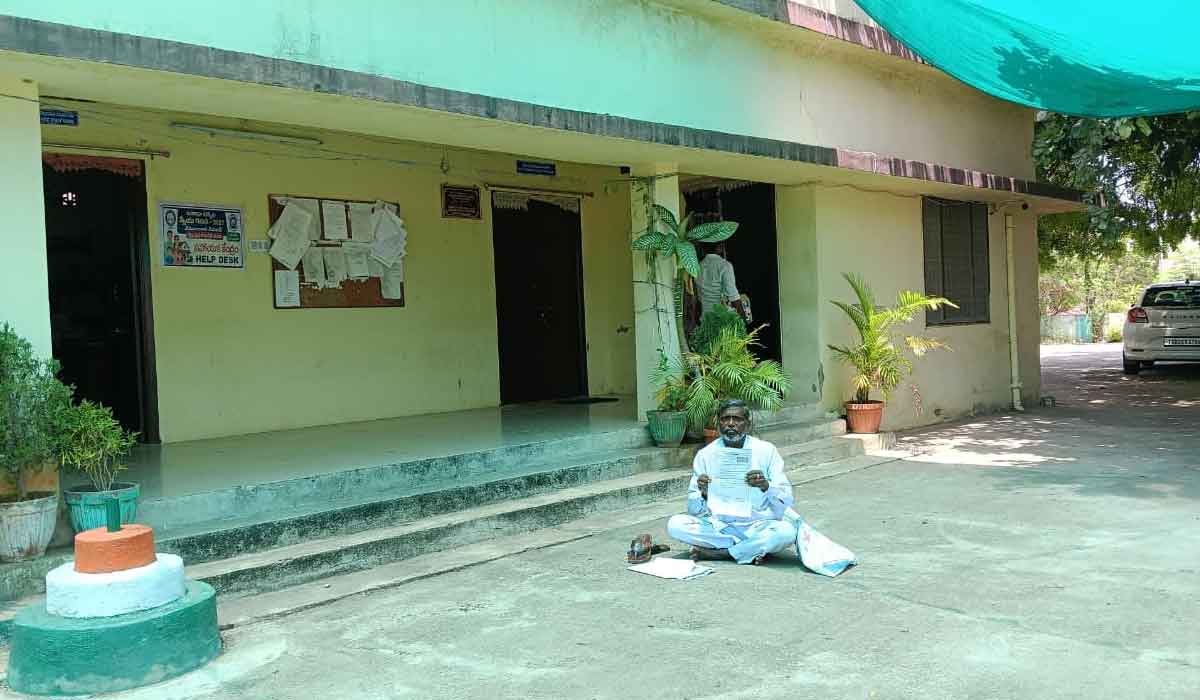 vemulawada | విరాసత్ కోసం 15 నెలలుగా తిరుగుతున్నా పట్టించుకోవడం లేదని బాధితుడి ఆందోళన