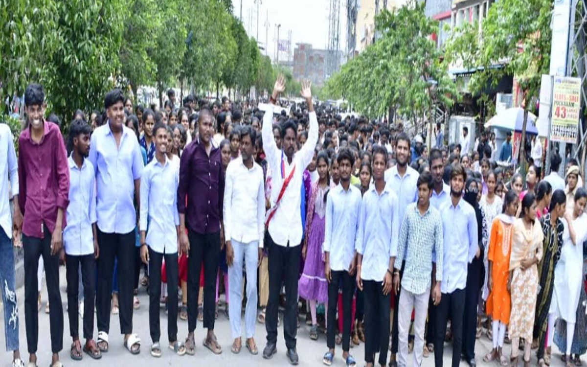 ‘విద్యార్థుల ఫీజు బకాయిలు వెంటనే విడుదల చేయాలి’