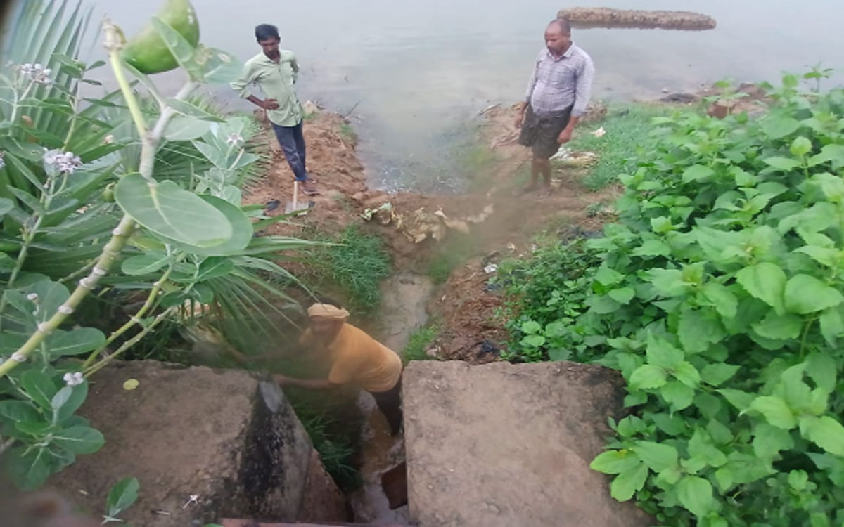 ‘పెద్ద చెరువు తూము షట్టర్లకు మరమ్మతులు చేపట్టాలి’
