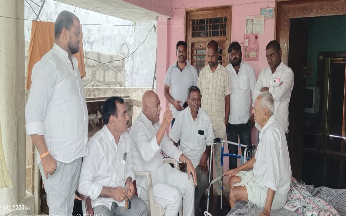 పలు కుటుంబాలకు మాజీ ఎమ్మెల్యే రాములు నాయక్ పరామర్శ