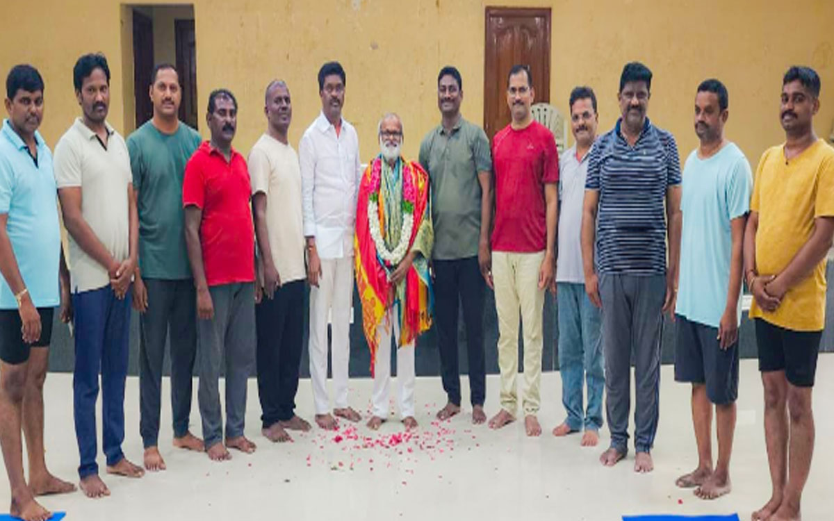 ప్రముఖ యోగా గురువు రాపోలు వెంకటేశ్వర్లుకు ఘన సత్కారం