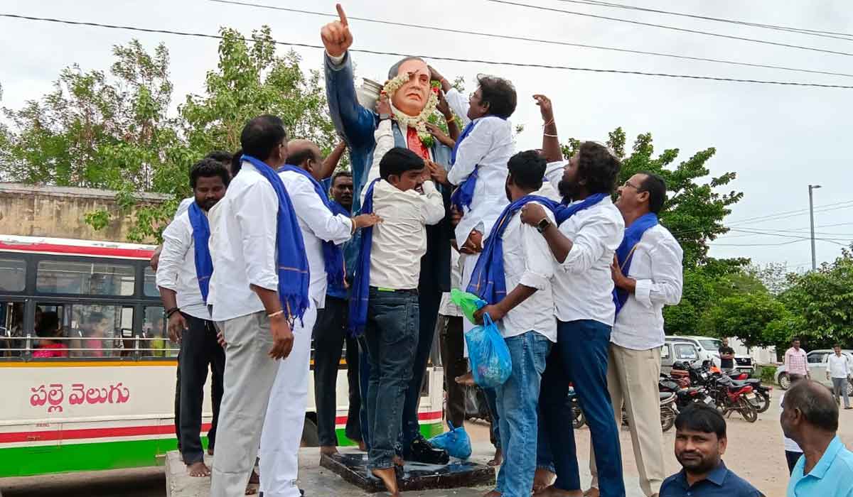 Timpapur | తిమ్మాపూర్‌ ఆర్టీసీ బస్టాండ్ వద్ద రసమయిచే అంబేద్కర్, జాగ్జీవన్ రామ్ విగ్రహాల ఆవిష్కరణ
