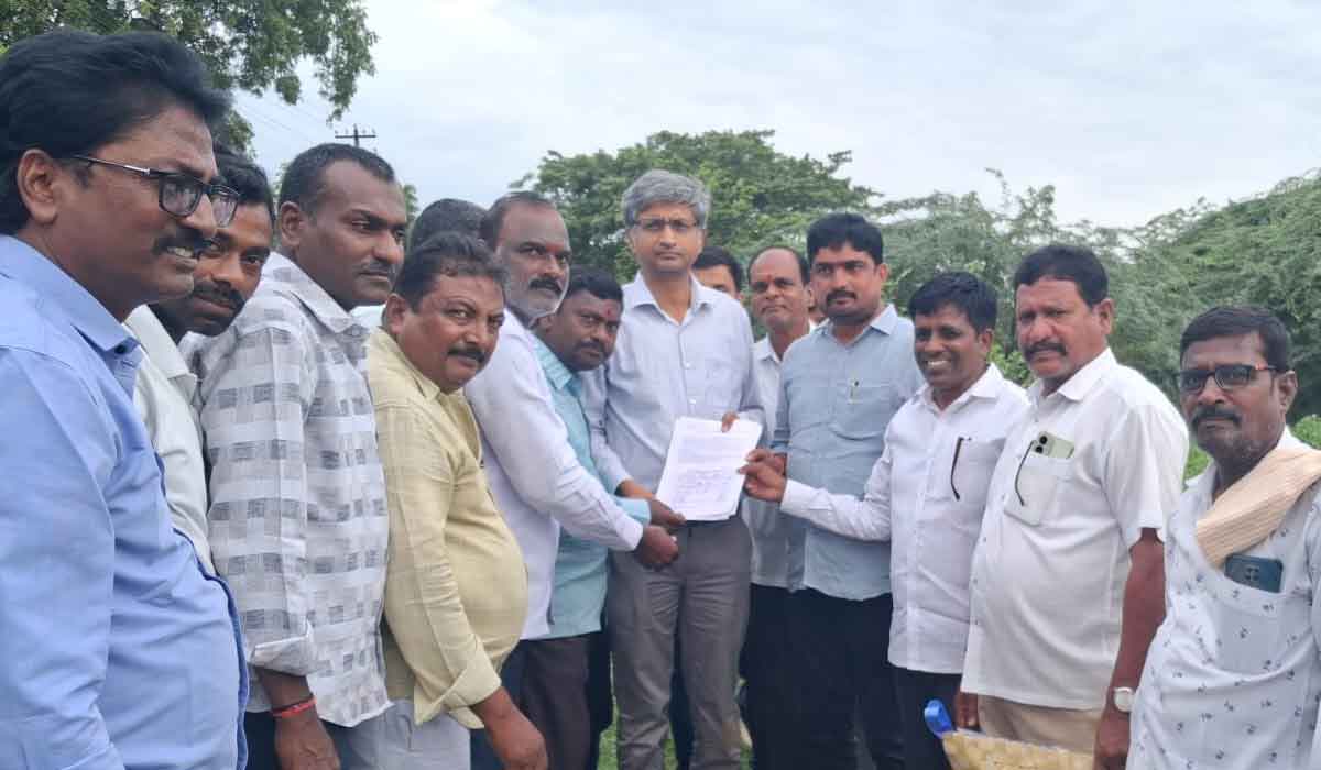 Kolanur | కొలనూరులో ఎక్స్‌ప్రెస్‌ రైళ్లను ఆపాలని డీఆర్ఎమ్ కు వినతి