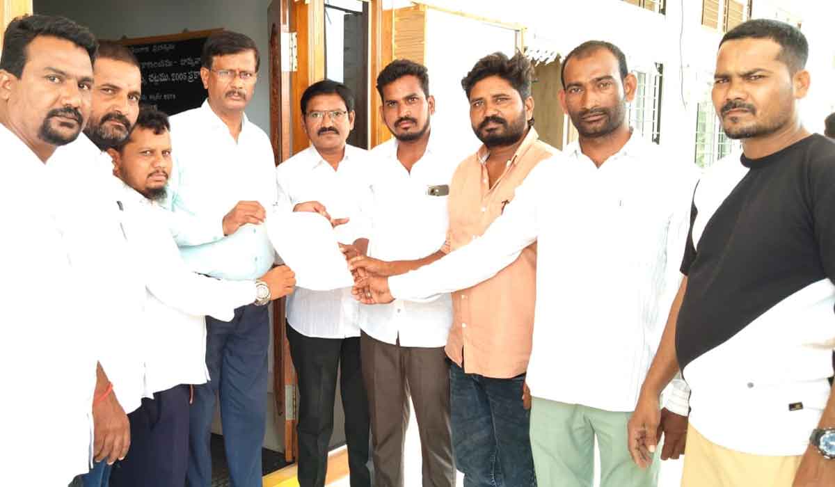Banswada | అక్రమ వెంచర్లపై చర్యలుతీసుకోవాలనిఆర్డీవో కి వినతి పత్రం అందజేసిన కౌన్సిలర్లు.