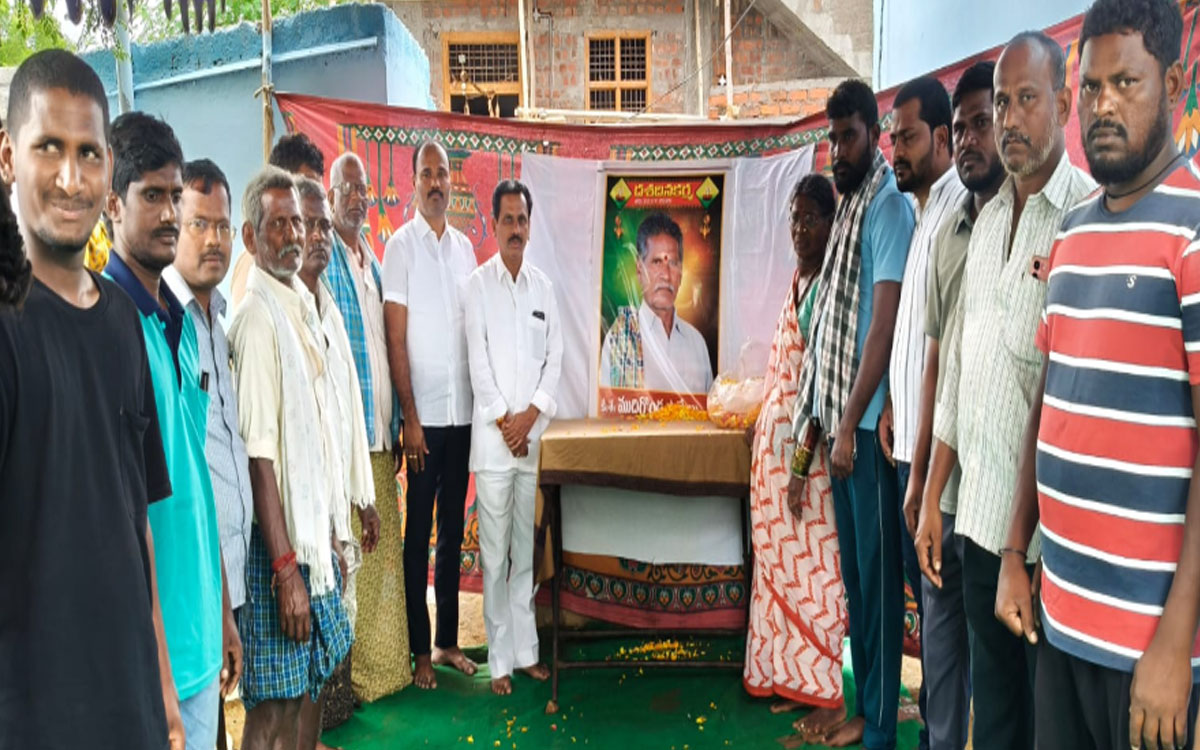 సామెల్ కుటుంబానికి మాజీ ఎమ్మెల్యే రమావత్ రవీంద్ర కుమార్ ప‌రామ‌ర్శ‌