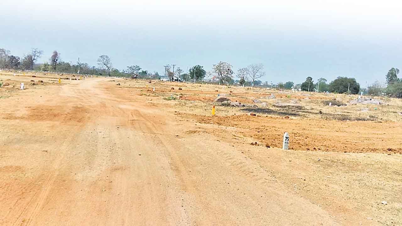 వెంచర్లు వెలవెల.. కొన్నవారు విలవిల!..