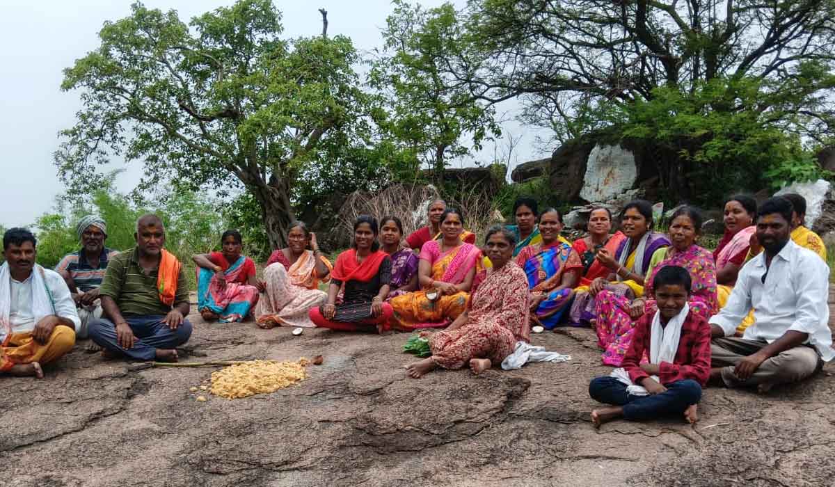 Pandavula Gutta | వానలు కురవాలని పాండవుల గుట్టపై వరద పాశం పోసిన చామనపల్లివాసులు