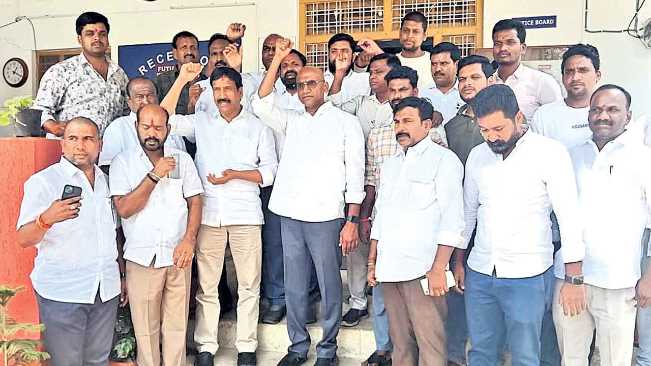 బాధితుల పరామర్శకు వెళ్తుంటే అరెస్టా?