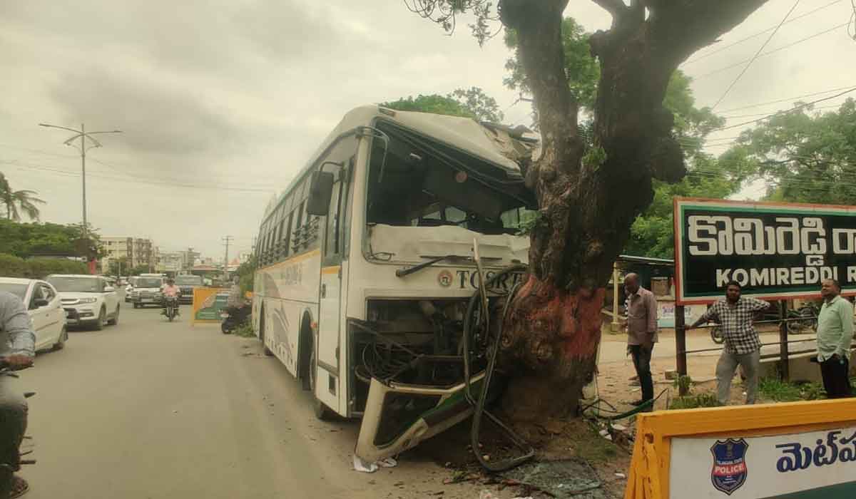 Metpally | మెట్‌పల్లిలో చెట్టుకు ఢీకొన్న ఆర్టీసీ బస్సు.. ఎనిమిది మందికి గాయాలు