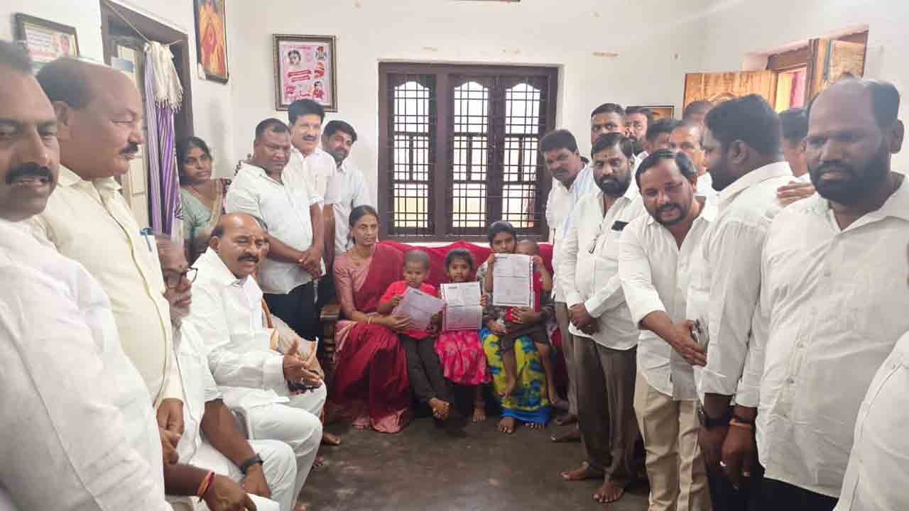 KTR | ఇచ్చిన మాట నిలబెట్టుకున్న కేటీఆర్.. కరంచంద్ కుటుంబానికి ఆర్థిక సాయం అందజేత