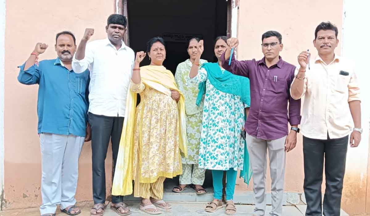 VBG Ramji scheme | పే స్కేల్‌ అమలు చేయాలనే డిమాండ్‌తో వీబీజీ రాంజీ పథకం ఉద్యోలు పెన్డౌన్, షట్ డౌన్
