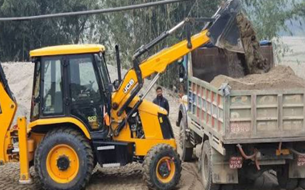లక్ష్మీపురంలో ఇసుక అక్ర‌మ ర‌వాణా.. జేసీబీ, లారీ సీజ్