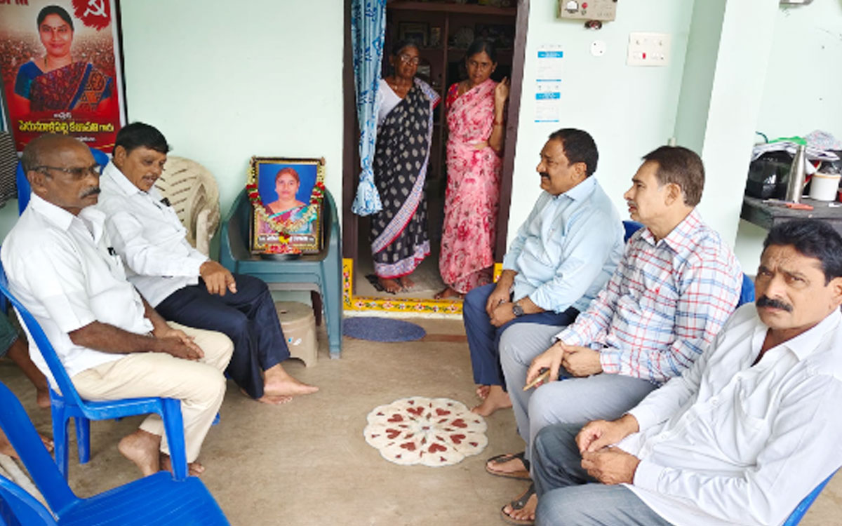 మోహన్‌రావు కుటుంబానికి మాజీ ఎమ్మెల్యే సండ్ర పరామర్శ