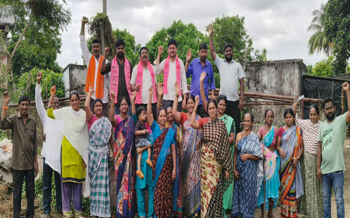 ‘సారపాక 4వ వార్డులో అంగ‌న్‌వాడీ కేంద్రం, పీహెచ్‌సీ ఏర్పాటు చేయాలి’