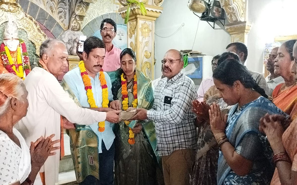 సార‌పాక సాయిబాబా మందిర‌ రథం తయారీకి రూ.3.50 లక్షలు విరాళం