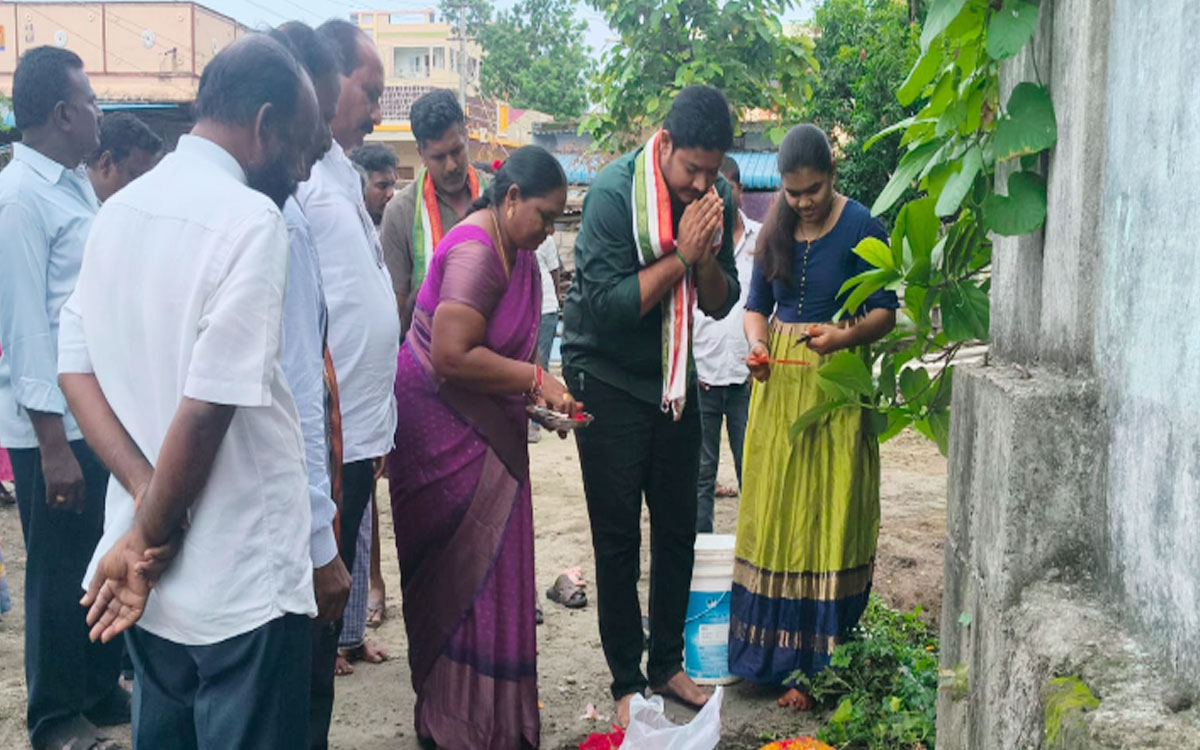 ముత్యాలమ్మపేటలో సీసీ రోడ్డు నిర్మాణానికి శంకుస్థాపన