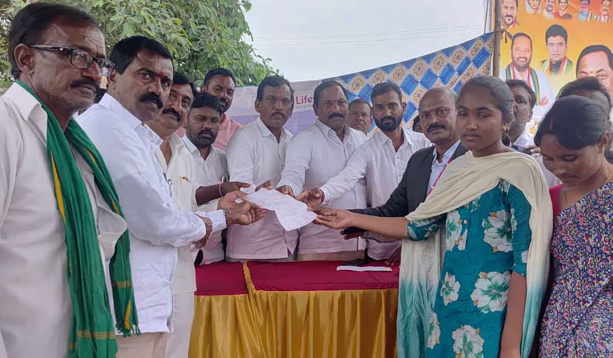 Insurance cheque | తారుపల్లిలో బీమా చెక్కు అందజేత