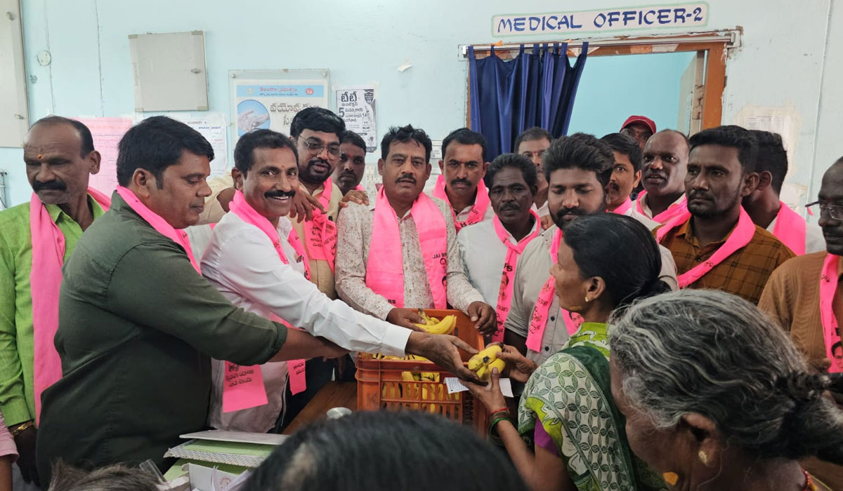 Ramagiri | రామగిరిలో ఘనంగా కేటీఆర్ జన్మదిన వేడుకలు.. బేగంపేట్ ఆసుపత్రిలో పండ్లు పంపిణీ