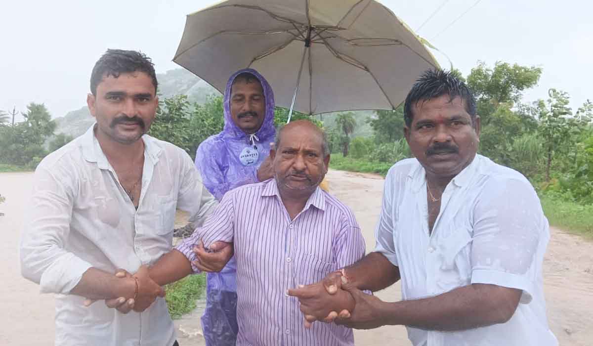 Mallapur | ఆదర్శపాఠశాల వాచ్‌మెన్‌ను వరద ప్రవాహం నుండి కాపాడిన మల్లాపూర్‌ పంచాయతీ పాలకవర్గం