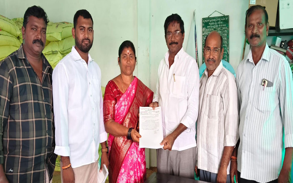 మరణించిన రైతు కుటుంబానికి రూ.1 లక్ష ఎస్‌బీఐ లైఫ్ బీమా చెక్కు అందజేత