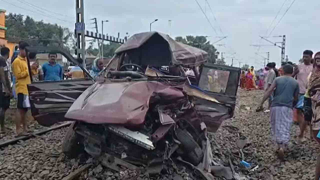 Train hits school van | స్కూల్‌ వ్యాన్‌ను ఢీకొట్టిన రైలు.. ఇద్దరు విద్యార్థులతో సహా ముగ్గురు మృతి