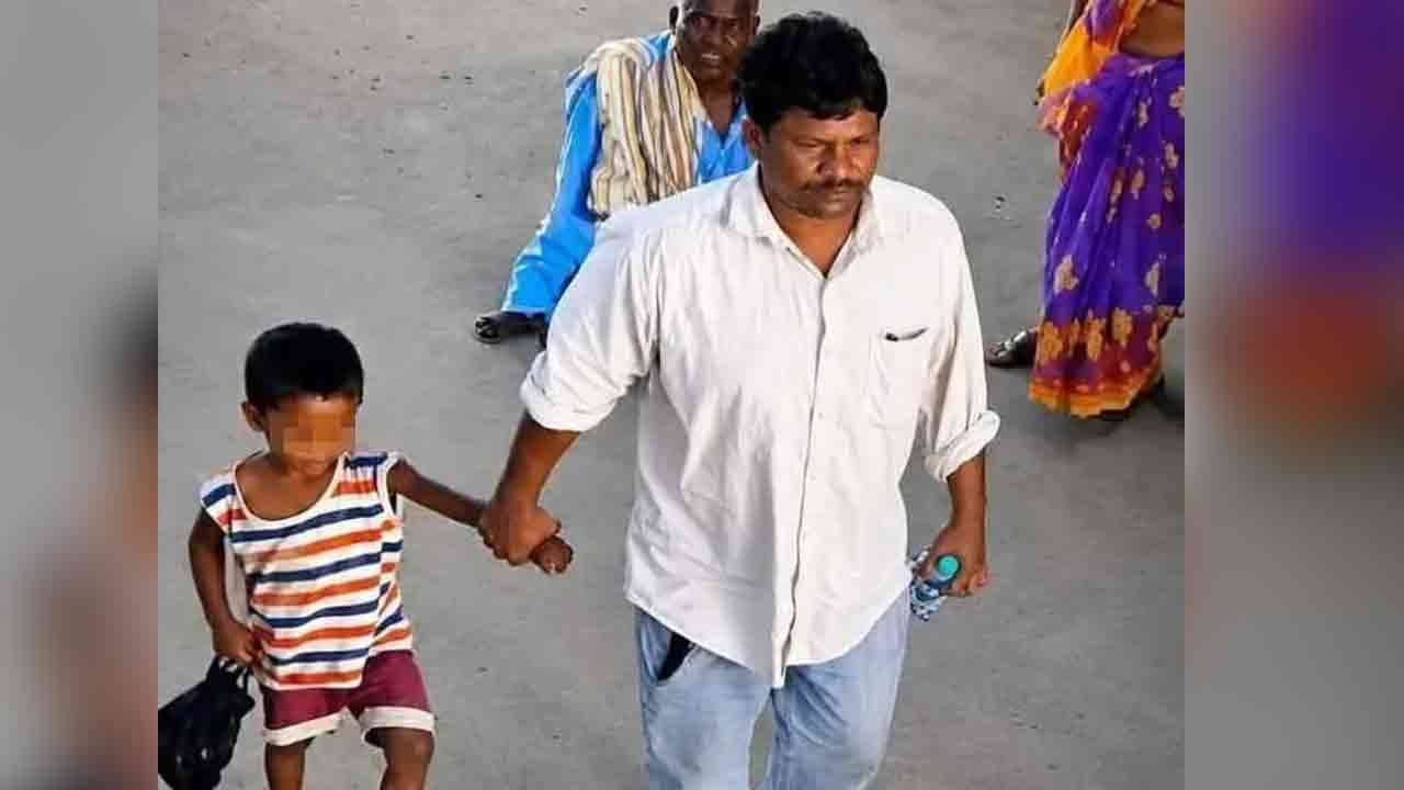 Secunderabad Kidnap Case | దారితప్పి వెళ్లి డాడీ అని పిలిచాడని.. బాలుడిని ఎత్తుకెళ్లాడు.. సికింద్రాబాద్ రైల్వే స్టేషన్‌లో కిడ్నాప్ కేసు సుఖాంతం