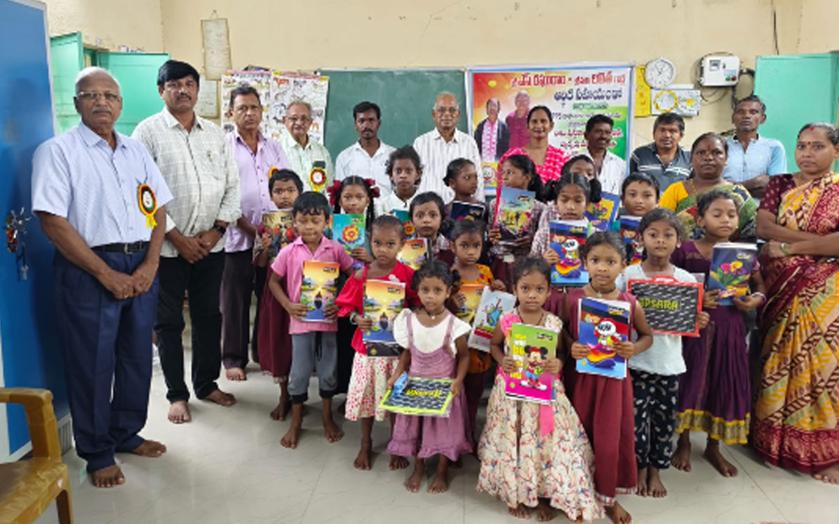 గిరిజన విద్యార్థులకు సీనియర్ సిటిజన్స్ చేయూత