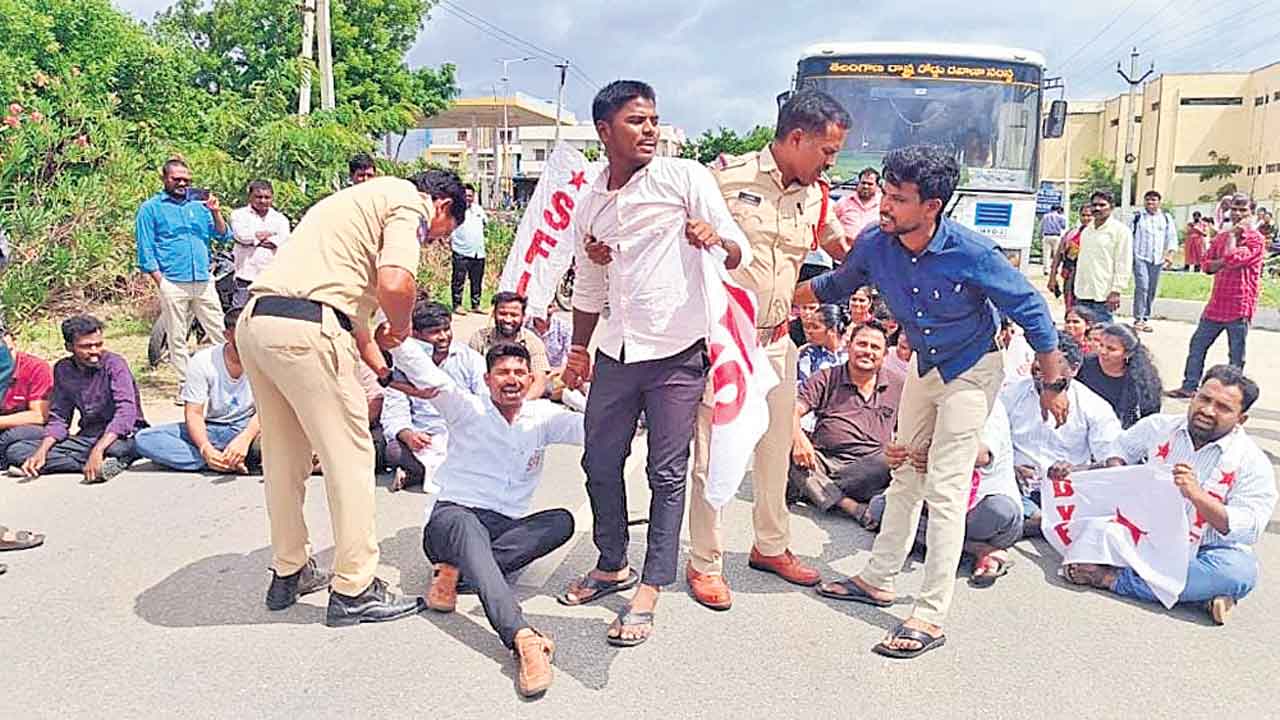 కొల్లాపూర్‌ పీజీ కాలేజీలో దారుణం